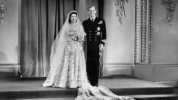 O felie „foarte rară” de tort de la nunta reginei Elisabeta a II-a și a prințului Philip a fost vândută la licitație pentru 2.200 de lire sterline