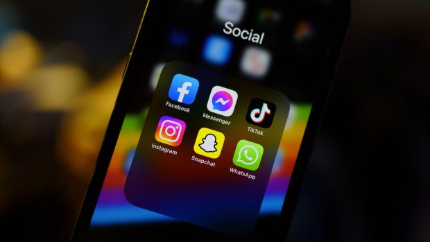Facebook, Instagram și WhatsApp au picat în toată lumea. Mesajul Meta
