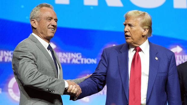 Conspiraționistul și antivaccinistul Robert F. Kennedy jr a fost nominalizat la șefia principalei agenții de sănătate din SUA