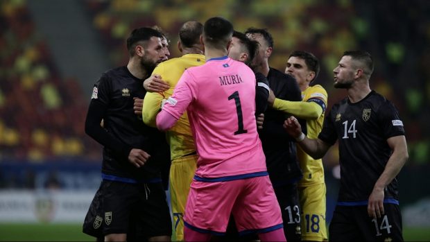 Fotbaliștii din Kosovo n-au mai vrut să joace și au ieșit de pe teren cu un minut înainte să se termine meciul cu România. Partida, abandonată după o oră