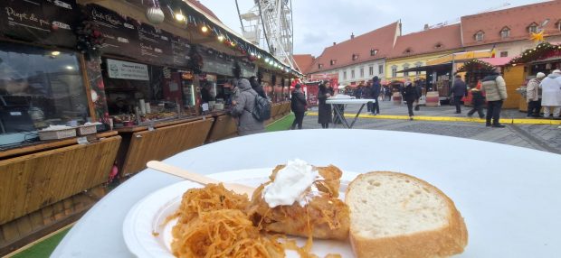 Târgul de Crăciun din Sibiu întâmpină vizitatorii cu bucate delicioase. Cât costă două sarmale