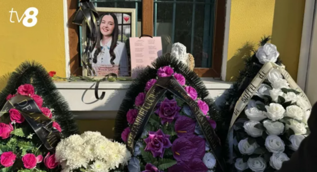 Andreea, fiica lui Igor Cuciuc, înmormântată astăzi. Sute de oameni au condus-o pe ultimul drum pe fata de 17 ani