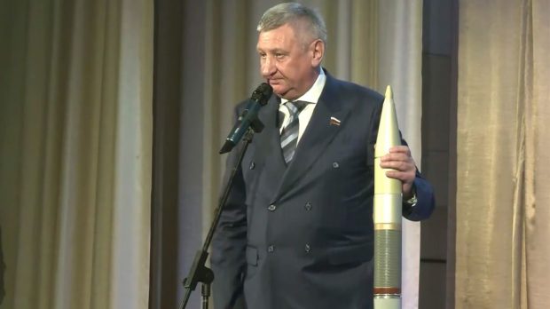 Un senator rus a urcat pe o scenă cu o rachetă și le-a făcut-o cadou localnicilor. „Doresc să vă atingeți mereu țintele”