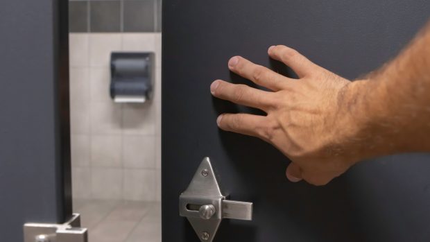 Bărbat achitat definitiv după ce a filmat trei femei în toaleta unei clinici medicale din București. Judecători: dreptul la viață privată nu e protejat în WC-uri publice