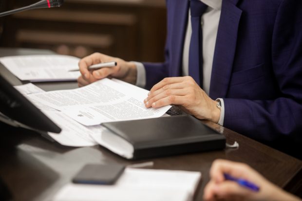 Ciucă uită că PNL a promis că intrăm în Schengen la 1 ianuarie 2023 și e negru că Ciolacu poate obține acum aderarea deplină