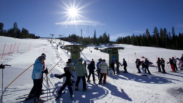 Încălzirea globală amenință sporturile de iarnă. Finlanda ia măsuri pentru conservarea zăpezii din stațiunile de schi
