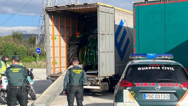 Șofer român de TIR, prins cu trei tractoare în remorcă. Valorau 300.000 de euro și fuseseră furate cu o seară înainte, în Spania
