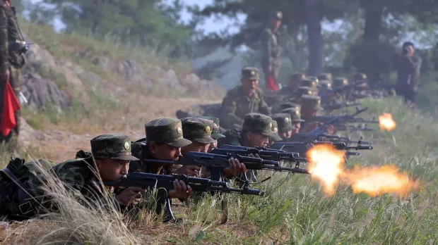 Soldații nord-coreeni trimiși să ajute armata Rusiei din Kursk se îmbată în tranșee, înainte să lupte, susțin serviciile de informații ucrainene