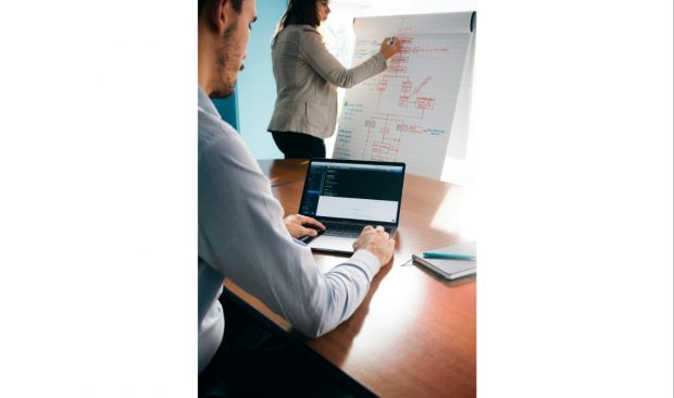Sondaj eJobs și Skillab: 60% dintre angajați vor să facă reconversie profesională în următorul an. Un salariu mai bun, perspectivele de dezvoltare profesională și trecerea spre munca remote sau hibrid sunt principalele motive pentru care își doresc o schimbare de carieră