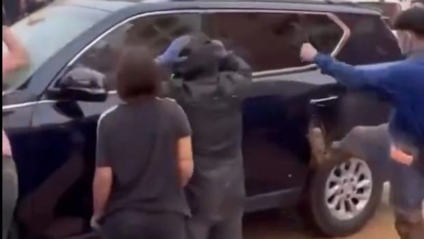 Momentul în care premierul spaniol Pedro Sanchez a fugit de la locul dezastrului din Valencia și l-a lăsat singur pe regele Felipe | VIDEO