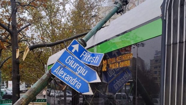Un stâlp a căzut peste un tramvai în București. Patru linii, blocate în Piața Unirii
