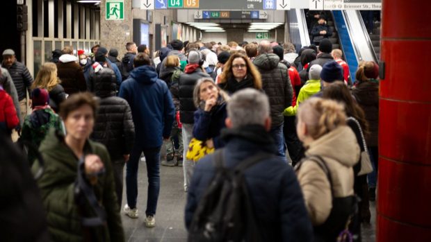 Metroul din București circulă cu întârzieri. Mai mulți mecanici „s-au îmbolnăvit”, după ce sindicaliștii au amenințat luni cu greva