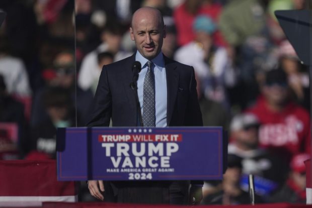 Donald Trump a decis ca Stephen Miller, un adept al reformelor dure privind imigraţia, să fie şef-adjunct al politicii în noua administraţie