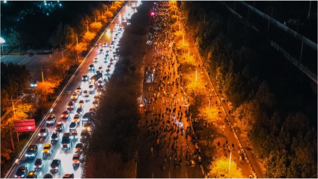 Mii de studenți au pedalat zeci de kilometri, pe timp de noapte, pentru a mânca supă, în China | VIDEO