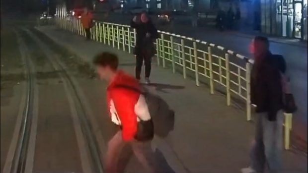 Tânăr filmat când a sărit prin fața unui tramvai din Iași, imediat după ce a îmbrățișat o fată și și-a luat la revedere | VIDEO