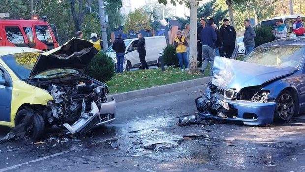 Tânăr fără permis, reținut după un accident în Drumul Taberei din București. A intrat pe contrasens, a lovit o altă mașină, apoi a fugit