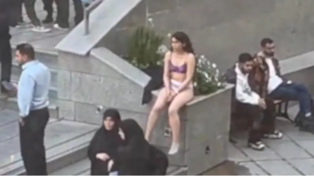În Teheran, o studentă a ieșit în stradă în lenjerie intimă, după ce a fost atacată pentru că purta hijabul „incorect”