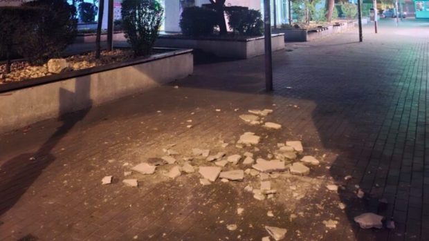 Complexul Mare din Ploiești, un pericol pentru cetățeni. Bucăți mari de tencuială cad pe zona pietonală