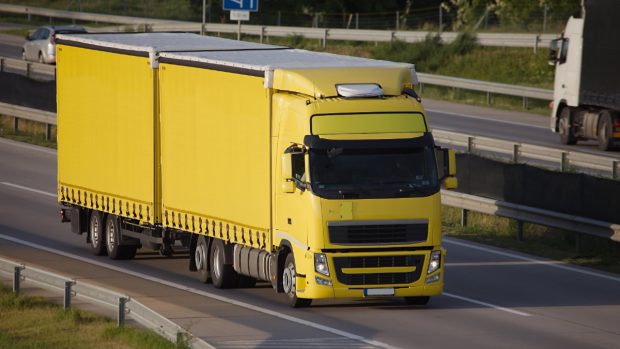 Șoferul unui camion românesc implicat într-o operațiune de „comerț încrucișat” a fost lăsat trei luni fără TIR, în Italia. Amendă uriașă pentru firmă