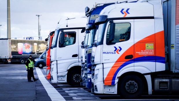 Un șofer român de TIR a primit aproape un milion de euro amendă vamală, în Franța