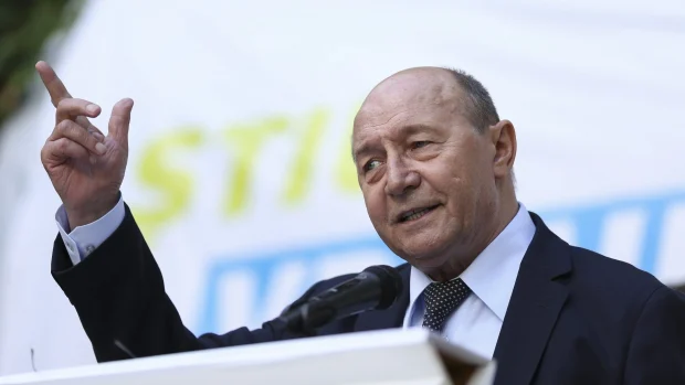 Traian Băsescu face glume despre alegerile prezidențiale: „Dacă va veni şi Marcel pe trotinetă sau cu o oală cu sarmale pe cap”