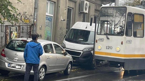 O mașină parcată greșit a blocat tramvaiul 16 în București