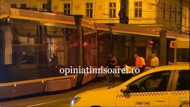 Un tramvai din Timișoara a sărit de pe șine și a ajuns pe trotuar | Video
