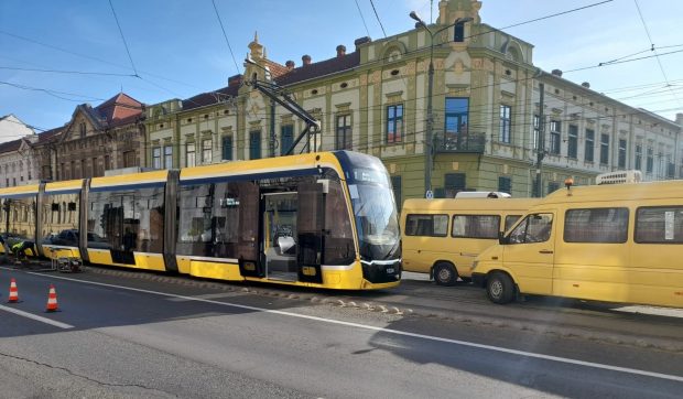 Accidente de tramvai în serie la Timișoara, pe fondul crizei acute de personal. Salariul unui vatman căruia îi sunt imputate pagube de zeci de mii de euro