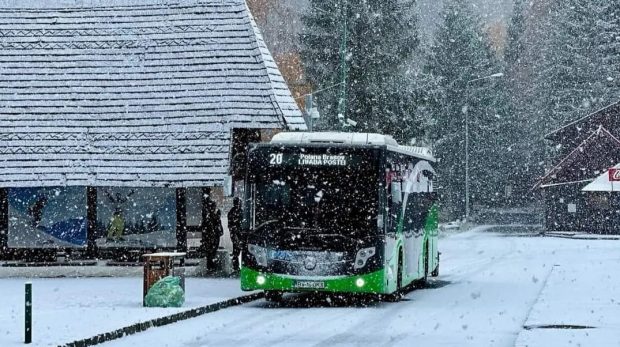 Transalpina se închide între Gorj și Alba din cauza ninsorii. Zăpada a acoperit Sinaia, Predeal și alte zone de pe Valea Prahovei