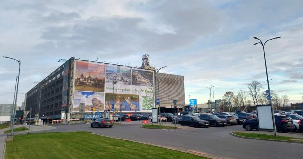 Locații turistice din România, promovate în Polonia. Reclamele sunt plasate în mijloacele de transport din Varșovia și Cracovia
