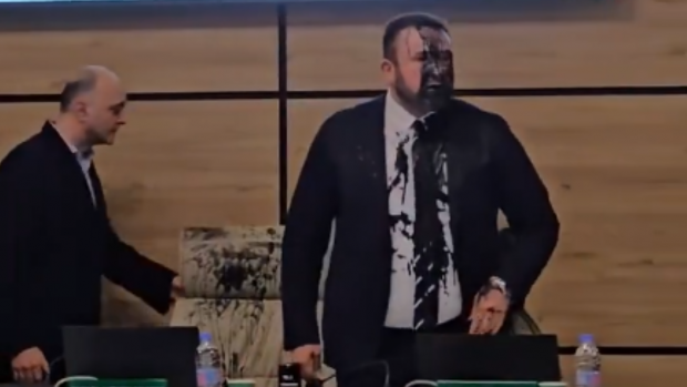 Momentul în care un politician din Georgia aruncă vopsea neagră pe șeful Comisiei Electorale după scandalul fraudării alegerilor
