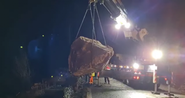 Traficul rutier pe Valea Oltului, blocat de pietre căzute de pe versanţi, a fost reluat