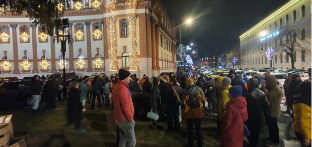 Protest în fața Prefecturii Brașov față de decizia CCR de renumărare a voturilor de la alegerile prezidențiale