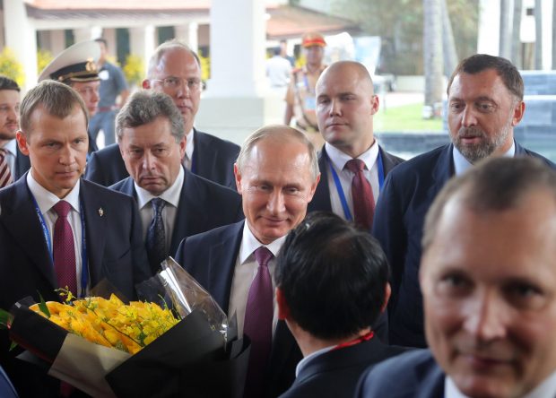 Prietenii lui Putin, spionii ruși, patriarhul Kirill și copiii politicienilor de rang înalt călătoresc oriunde vor în lume, cu pașapoarte diplomatice