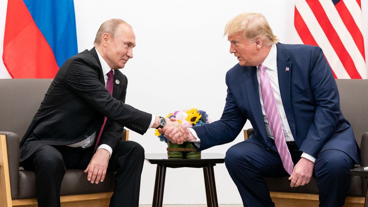 Vladimir Putin anunță că nu are precondiții pentru începerea discuțiilor de pace și îl numește pe Trump „un politician inteligent”