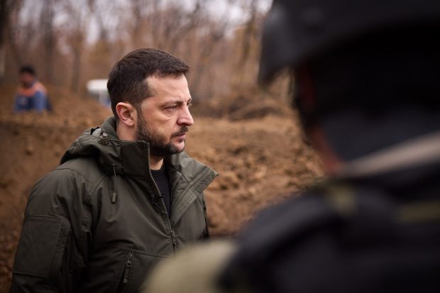 Volodimir Zelenski a vizitat cea mai tensionată zonă a frontului, la zece kilometri de trupele ruse | VIDEO