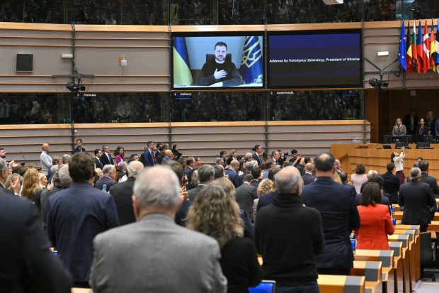 Zelenski, la 1.000 de zile de război: Rusia va primi 100.000 de soldați nord-coreeni, dar „Putin poate fi învins dacă îi iei banii și puterea”. Critici la adresa lui Scholz