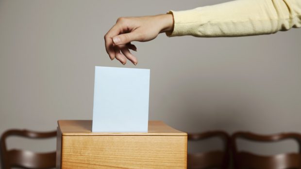Tentativă de fraudă electorală în Dolj. Mai mulți oameni au primit patru buletine de vot în loc de două