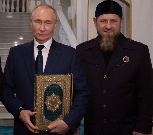 Ramzan Kadîrov a distribuit o rugăciune lângă o poză cu Putin care ține în mâini Coranul: „Regele meu care nu doarme niciodată”