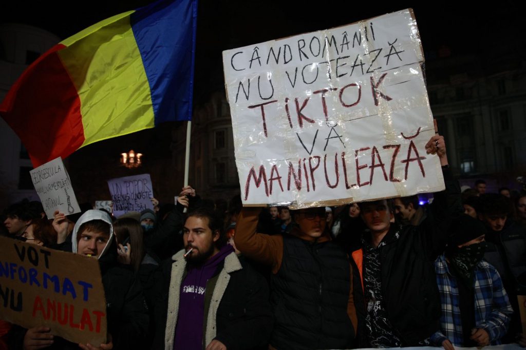 Protestatari în Piața Victoriei