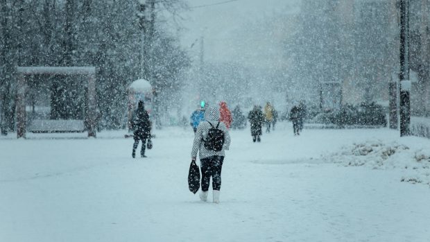Un episod de iarnă lovește România. ANM anunță ploi, depuneri de polei și ninsori la munte