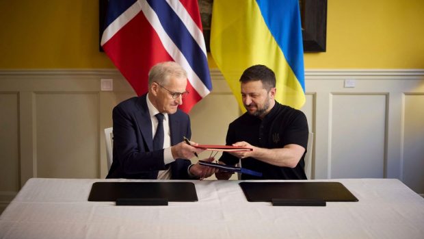 Norvegia s-a oferit să finanțeze producția de arme în Ucraina pe durata războiului cu Rusia