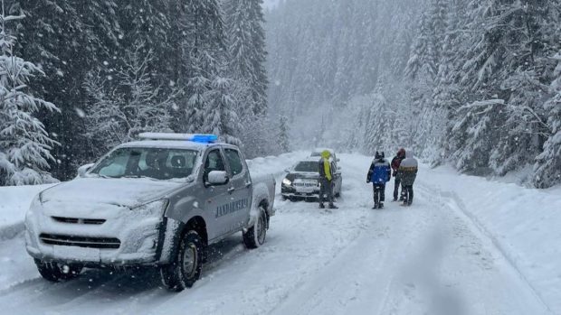 Mai mulți turiști au rămas înzăpeziți pe drumul spre pârtia Transalpina. Jandarmii i-au scos din nămeți 