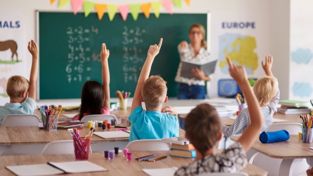 Guvernul nu va aloca 6% din PIB pentru Educație nici în 2025. Decizia afectează atât învățământul preuniversitar, cât și cel superior 
