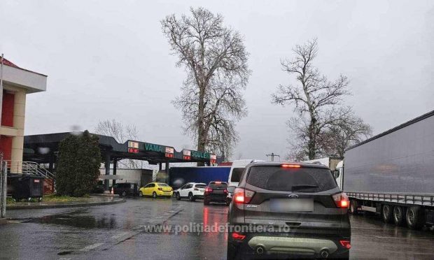 Vameși și polițiști de frontieră de la punctul de trecere Sculeni din Iași, trimiși în judecată pentru că luau până la 700 de euro mită