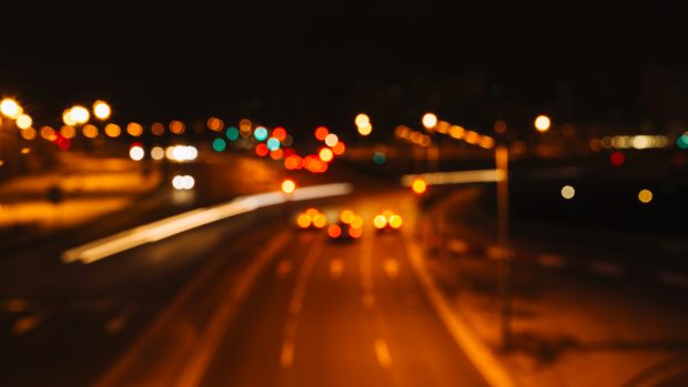 Un bărbat din București a fost târât pe capota unei mașini aproape 200 de metri. Vehiculul a intrat apoi frontal într-un alt autoturism