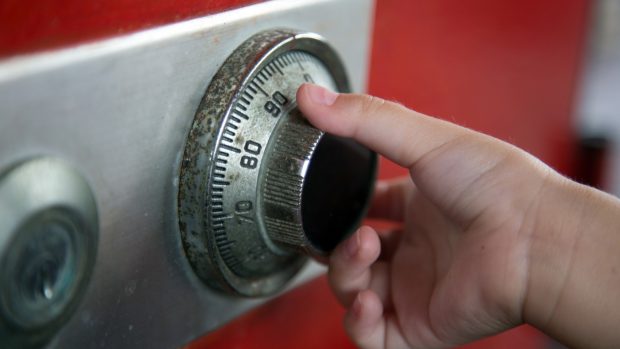O femeie din Bacău a furat în ajun de Crăciun un seif cu 400.000 de euro din casa părinților și apoi a dispărut