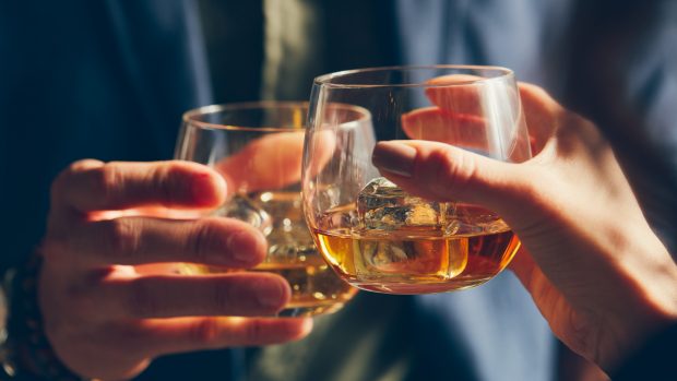 Inteligența artificială revoluționează domeniul băuturilor spirtoase. Un AI a învățat să distingă între whisky-ul american de cel scoțian
