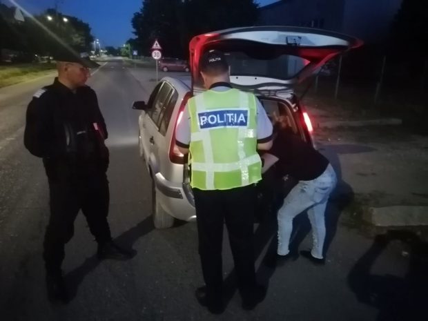 Un român întors din Spania și-a ademenit soția și a început să tragă cu pistolul în mașina ei, pe o stradă din Țăndărei