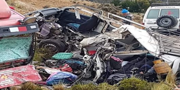Cel puţin 13 morţi în Bolivia, într-un accident în Munţii Anzi, după ce un camion s-a ciocnit cu un microbuz